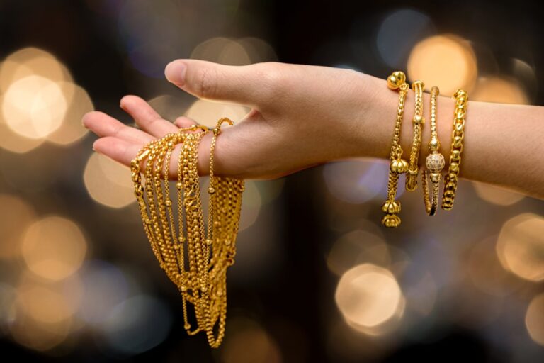 Gold price in India increases by Rs 700 for 24 carat/ 22 carat today