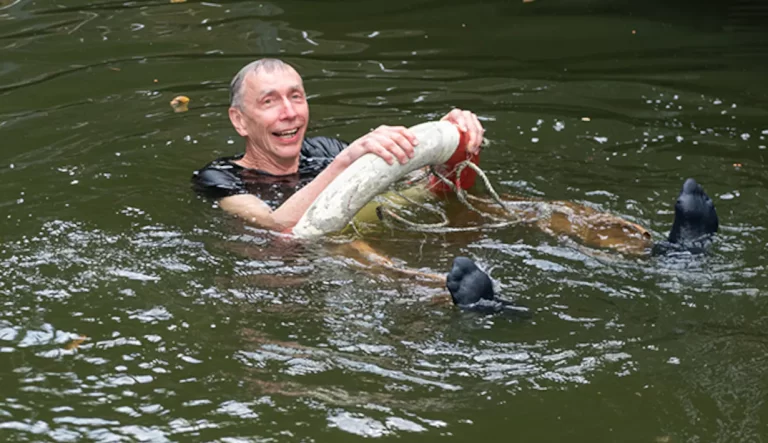 Video: Svante Paabo’s Colleagues Celebrate His Nobel Prize By Tossing Him Into Pond