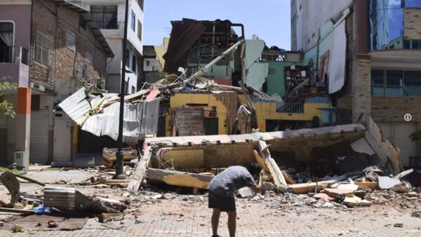 Deadly earthquake in Ecuador brings grief and fear